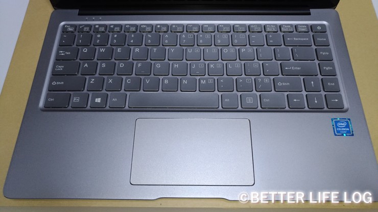 CHUWI LapBook Air正面からキーボード